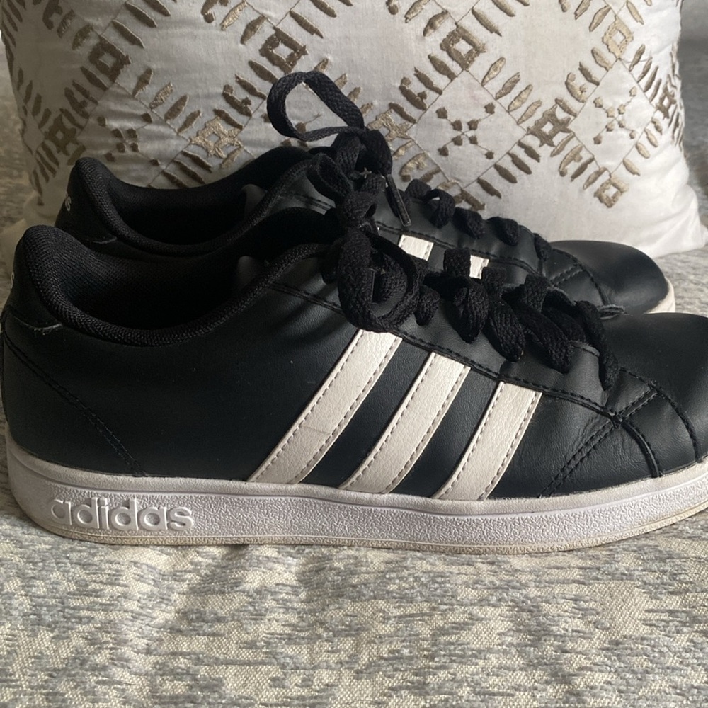 EUC Woman’s Adidas sneaker